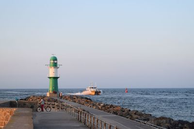 Motorboot beim einlaufen in warnemuende