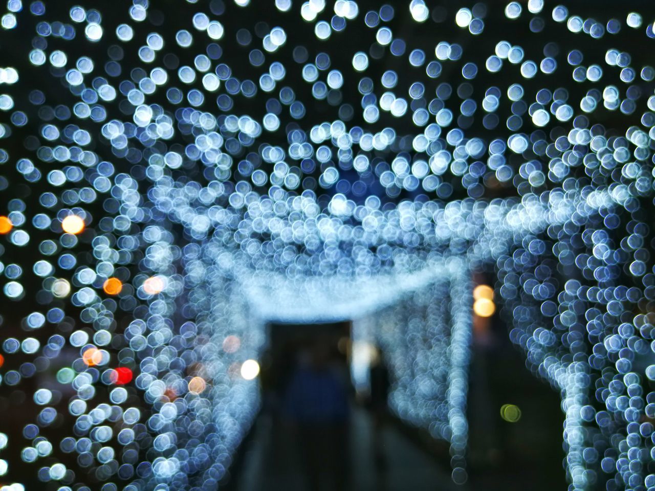 DEFOCUSED IMAGE OF ILLUMINATED LIGHTS IN CITY