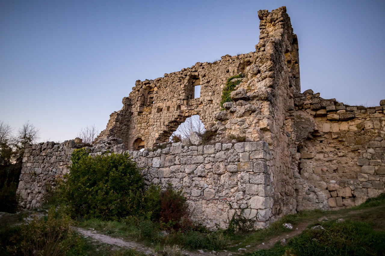 LOW ANGLE VIEW OF OLD RUINS AGAINST SKY