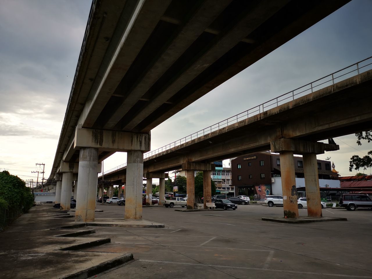 LOW ANGLE VIEW OF BRIDGE AGAINST SKY