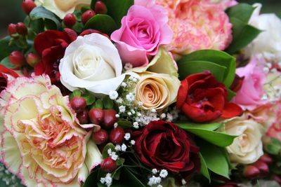 High angle view of roses bouquet