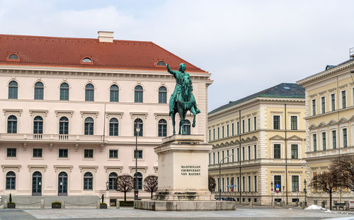 Statue of historic building against sky in city