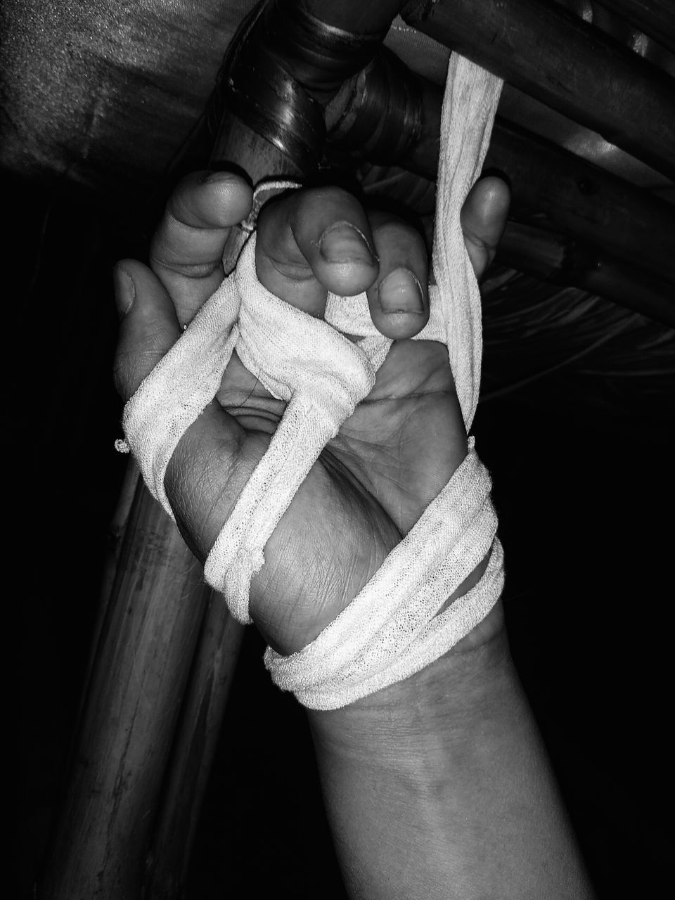 MIDSECTION OF MAN HOLDING ROPE