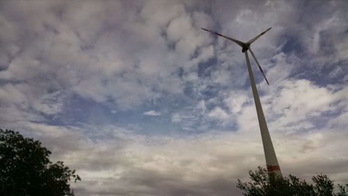 Low angle view of cloudy sky