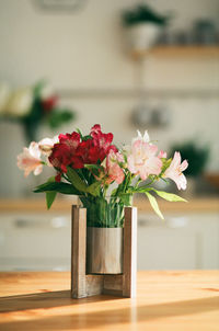 Close-up of rose bouquet in vase