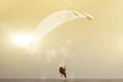 Man paragliding against sky