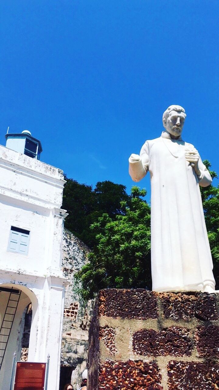 LOW ANGLE VIEW OF STATUE AGAINST BUILDING