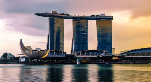 An evening view of marina bay sands and artscience museum in singapore