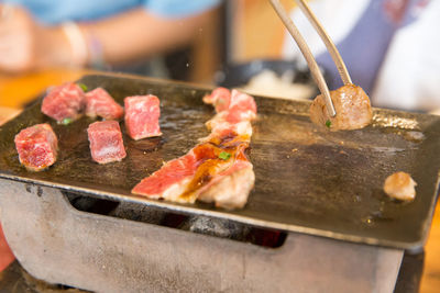 Dice beef on the pan and stove and sprinkle with salt, focus selective