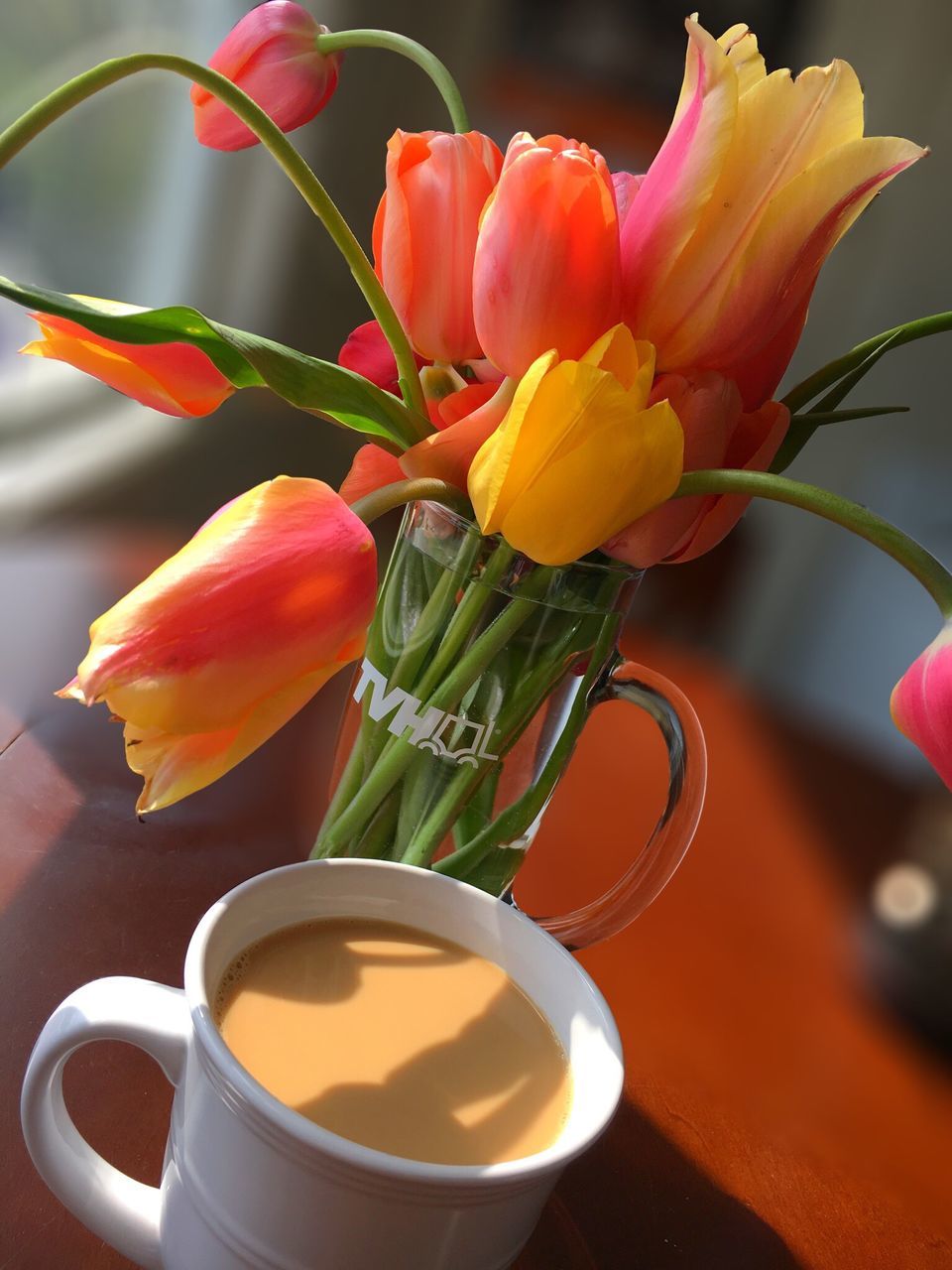 flower, freshness, vase, tulip, nature, petal, fragility, flower head, beauty in nature, no people, leaf, table, close-up, indoors, bouquet, day