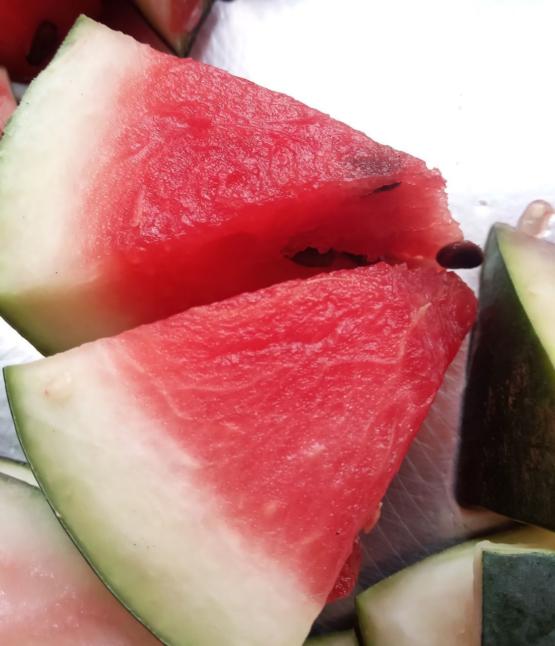 CLOSE-UP OF STRAWBERRY SLICES