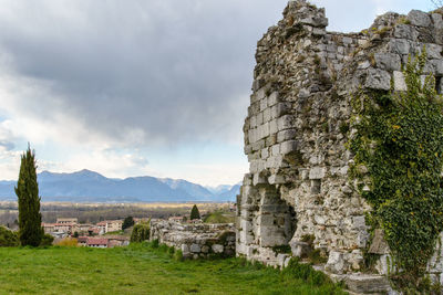 Old ruins of building against sky