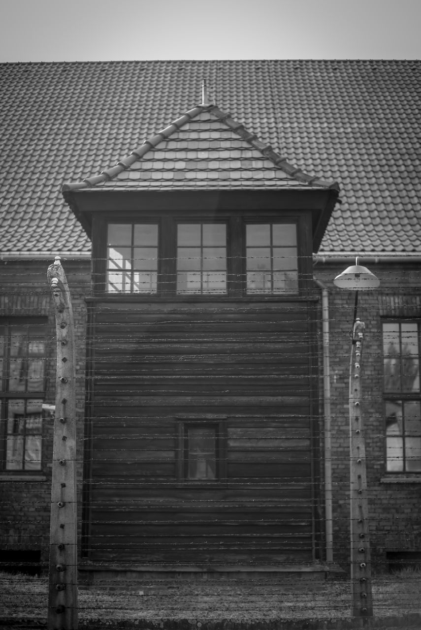 LOW ANGLE VIEW OF OLD BUILDING AGAINST SKY