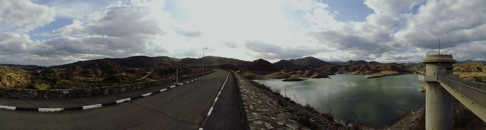 Panoramic view of lake and mountains against sky
