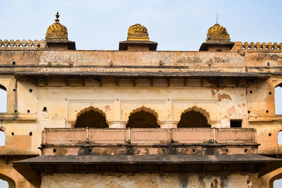 Beautiful view of orchha palace fort, raja mahal and chaturbhuj temple from jahangir mahal, orchha