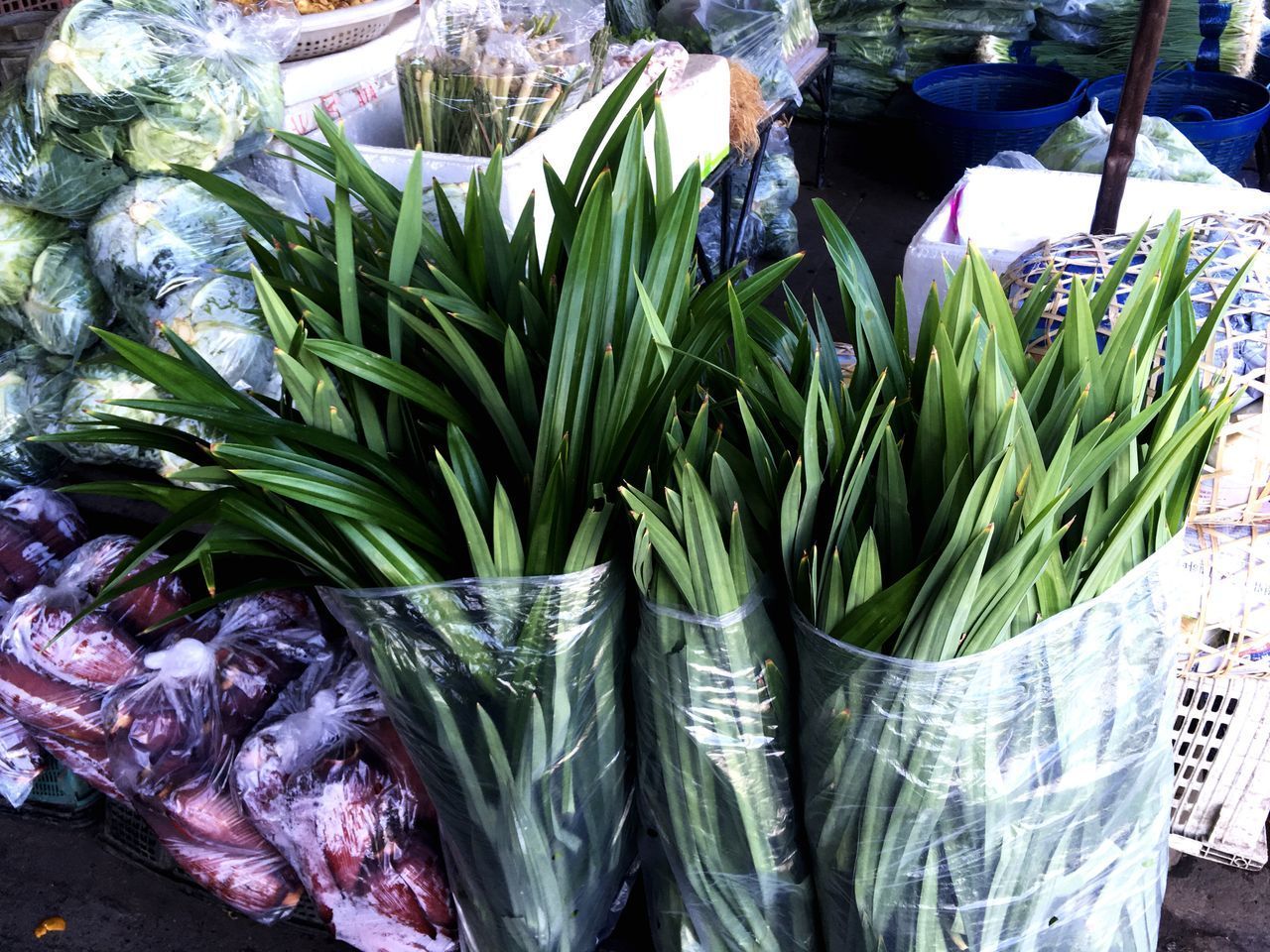 HIGH ANGLE VIEW OF VEGETABLES AT MARKET STALL