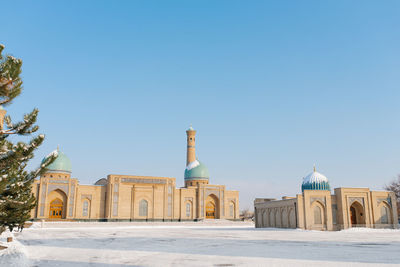Tashkent, uzbekistan. old town in winter. hazrati imam mosque and muyi muborak madrasah