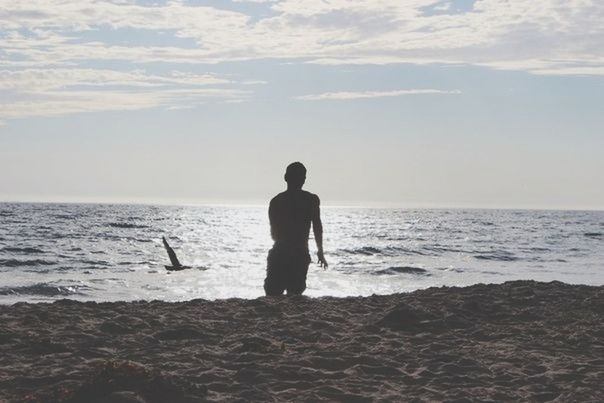 sea, horizon over water, water, sky, standing, rear view, scenics, tranquility, tranquil scene, full length, beauty in nature, beach, lifestyles, leisure activity, nature, shore, silhouette, idyllic