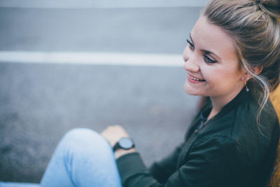 Close-up of young woman against sea