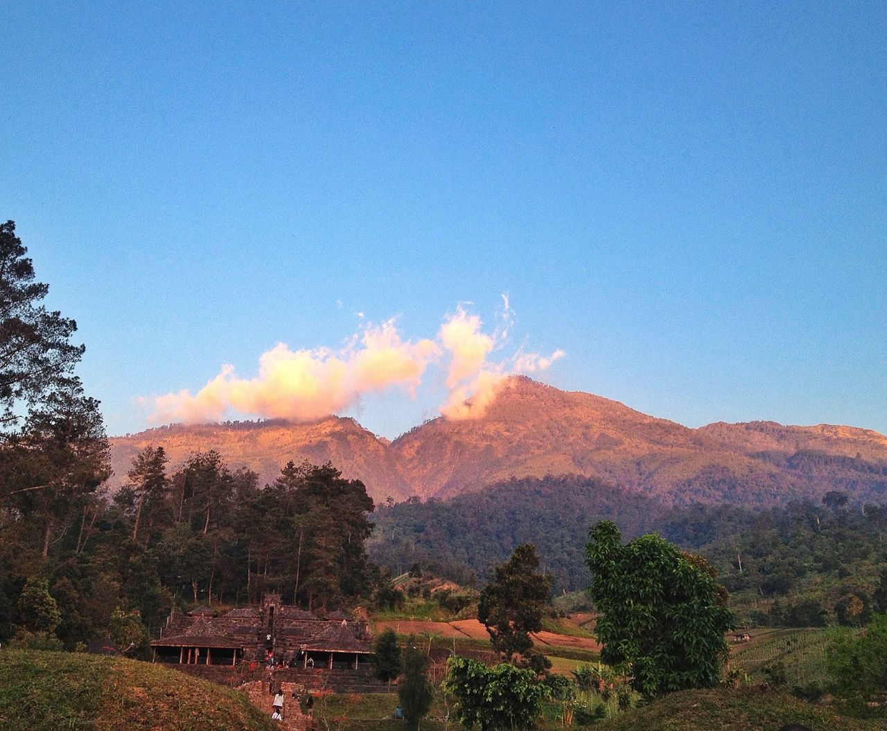 mountain, landscape, tree, scenics, tranquil scene, tranquility, beauty in nature, mountain range, copy space, blue, clear sky, nature, non-urban scene, sky, hill, idyllic, remote, sunlight, outdoors, house