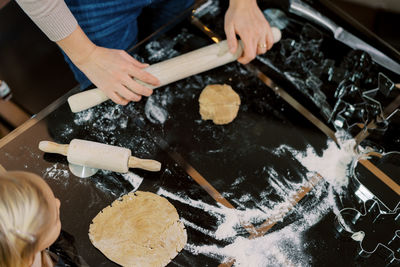 Cropped hand of man preparing food