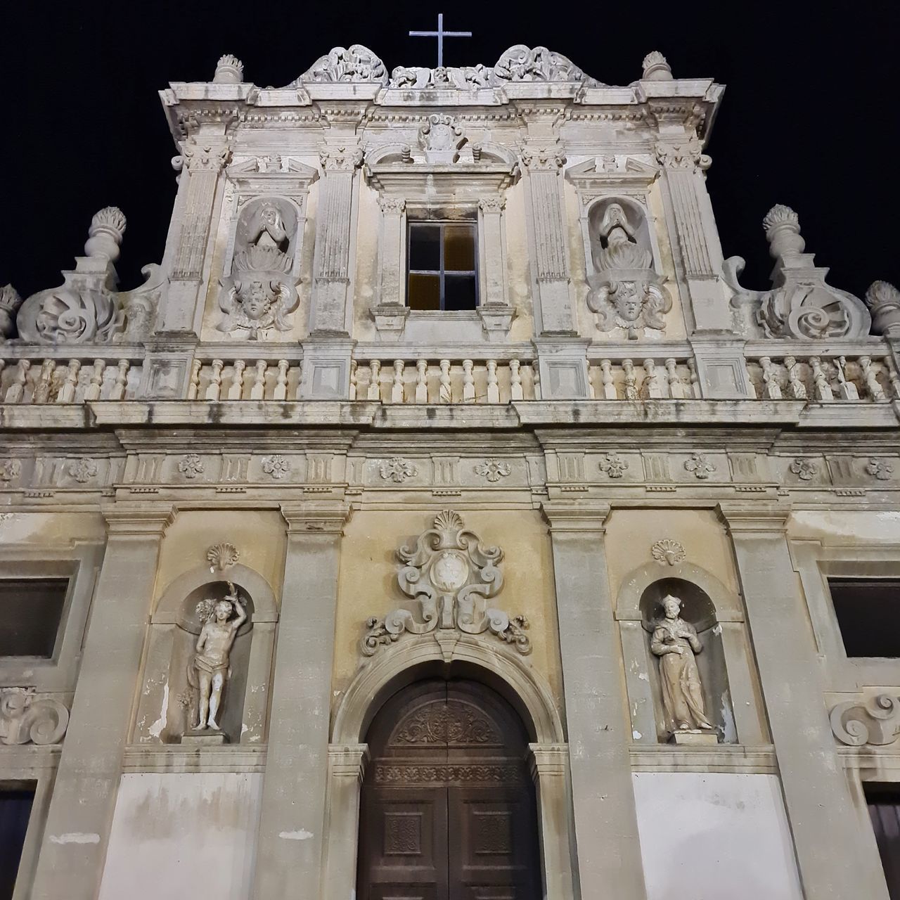 LOW ANGLE VIEW OF STATUE OF BUILDING