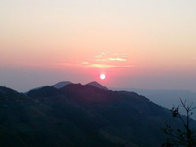 scenics, tranquil scene, sunset, tranquility, beauty in nature, mountain, sun, idyllic, nature, sky, silhouette, mountain range, copy space, landscape, orange color, non-urban scene, sea, clear sky, majestic, remote