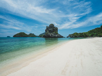 Scenic white sand beach island with rock formation. mu koh ang thong, near koh samui, thailand.