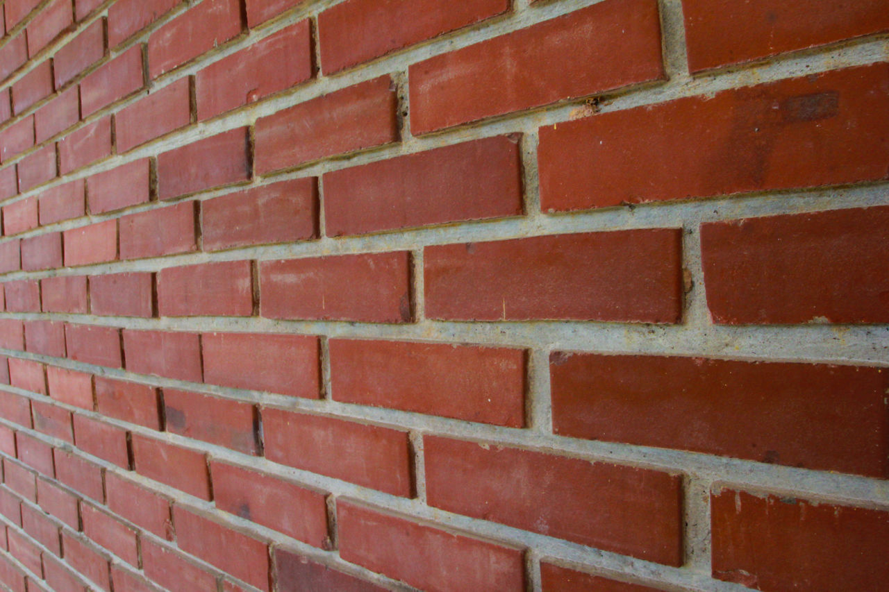 CLOSE-UP OF BRICK WALL