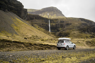 Car on gravel road near mt. lómagnúpur