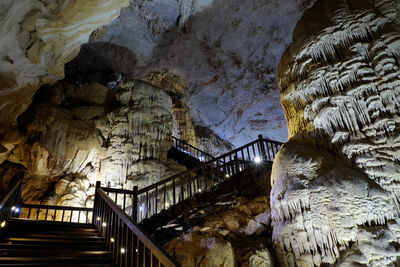 Empty steps in thien duong cave