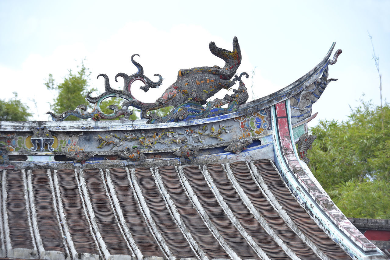 LOW ANGLE VIEW OF SCULPTURES ON ROOF