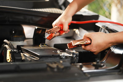 Check the car battery pot before traveling.