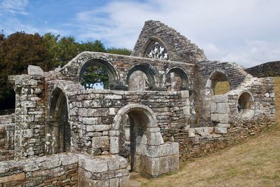 Old ruin building against sky