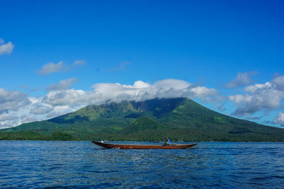 Scenic view of mount iriga and lake buhi