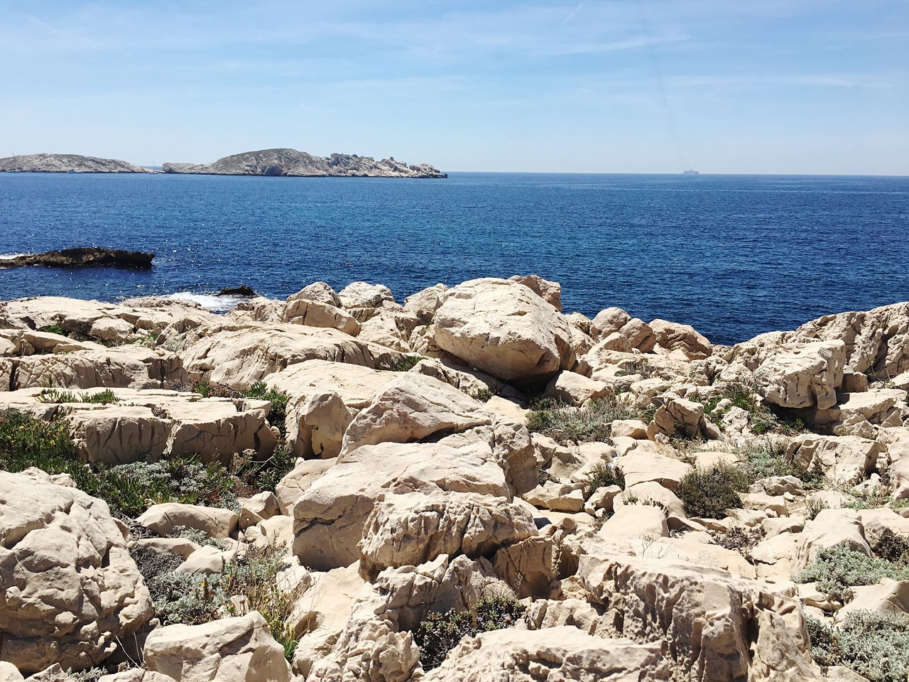 SCENIC VIEW OF SEA AGAINST ROCKS