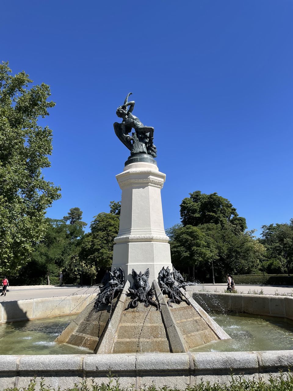 STATUE OF FOUNTAIN AGAINST BLUE SKY
