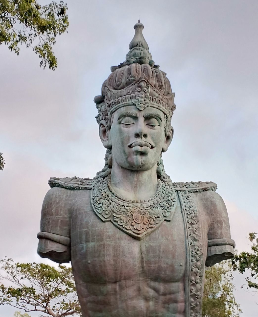 STATUE OF ANGEL AGAINST SKY