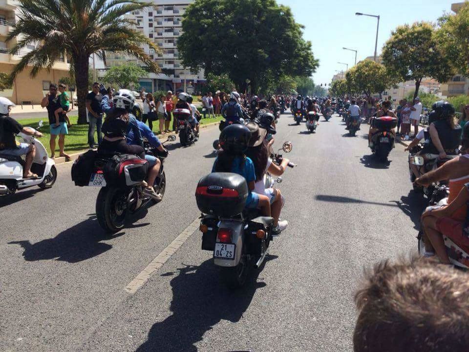 large group of people, person, lifestyles, land vehicle, leisure activity, tree, mode of transport, city life, road, city, mixed age range, sunlight, group of people, medium group of people, motorcycle, city street, day, outdoors, crowd, sunny, the way forward