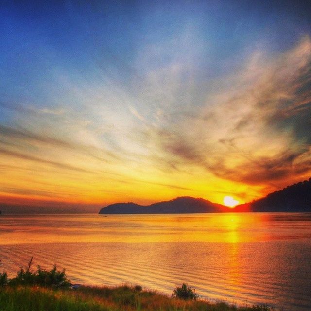 sunset, scenics, water, tranquil scene, beauty in nature, tranquility, sea, sky, orange color, horizon over water, beach, idyllic, nature, reflection, sun, shore, cloud - sky, cloud, silhouette, majestic