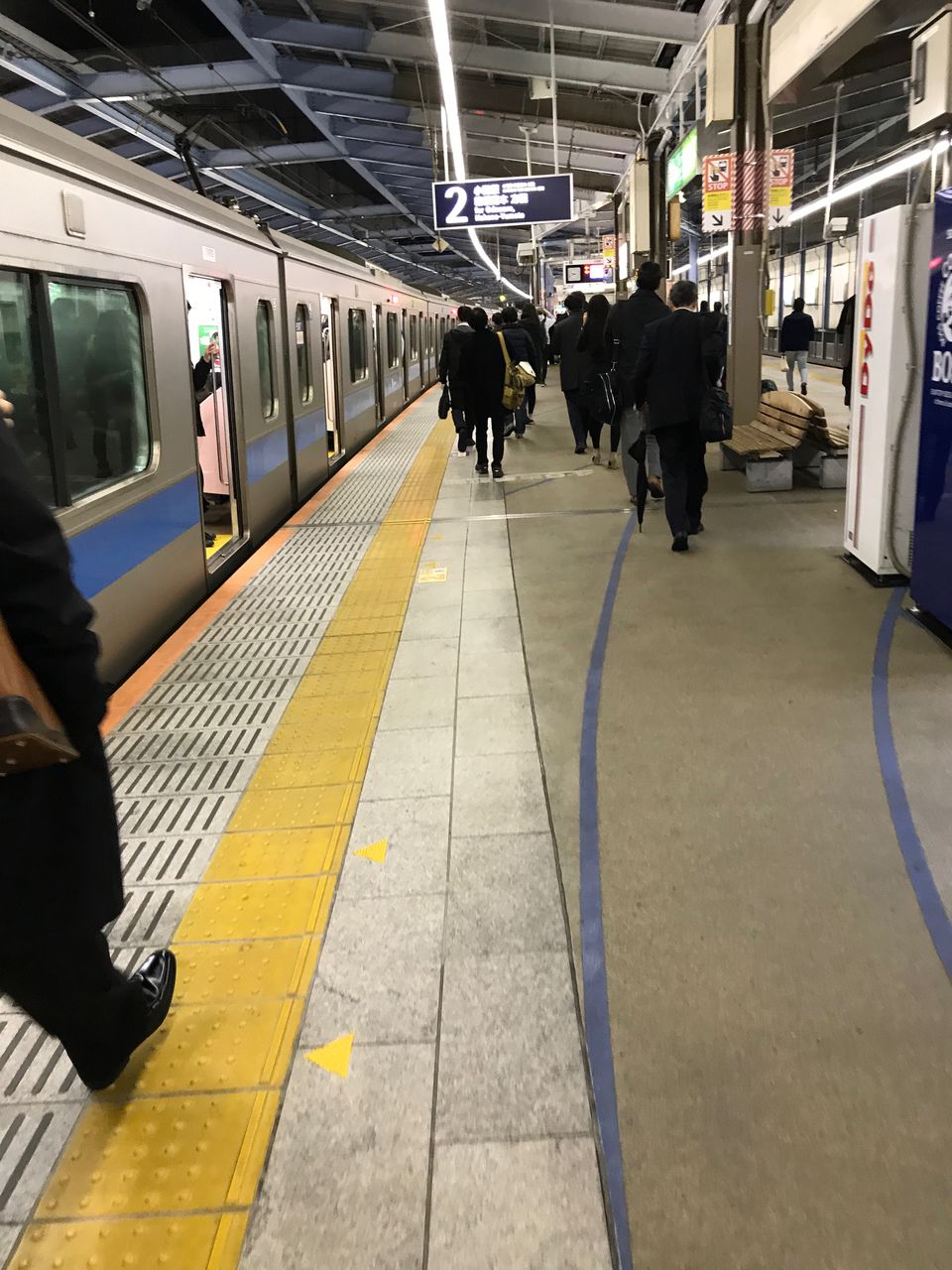 transportation, public transportation, train - vehicle, real people, railroad station platform, men, mode of transport, passenger train, railroad station, rail transportation, women, travel, lifestyles, large group of people, subway train, standing, indoors, day, adult, people