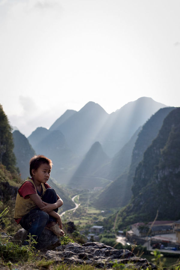 mountain, lifestyles, leisure activity, young adult, casual clothing, young men, person, mountain range, scenics, landscape, sky, beauty in nature, smiling, nature, tranquility, vacations, tranquil scene