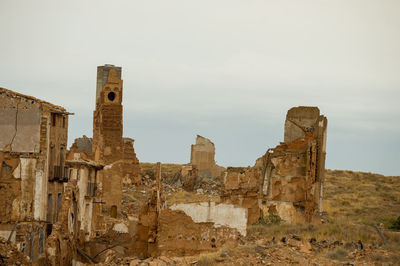 Old ruins of building against sky