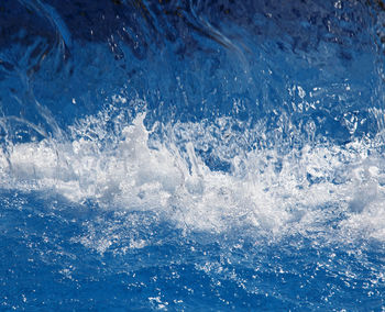 Waves splashing in sea