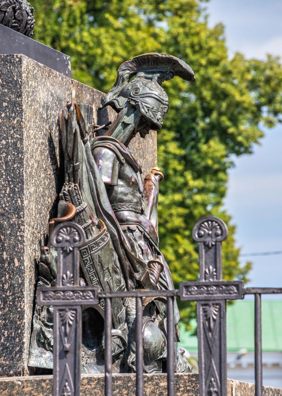 CLOSE-UP OF METAL SCULPTURE