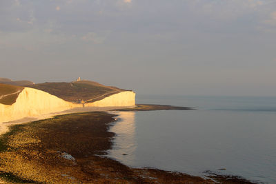 View on birling gap , between the cliffs edge .