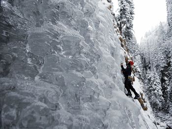 Full length of man skiing on rock