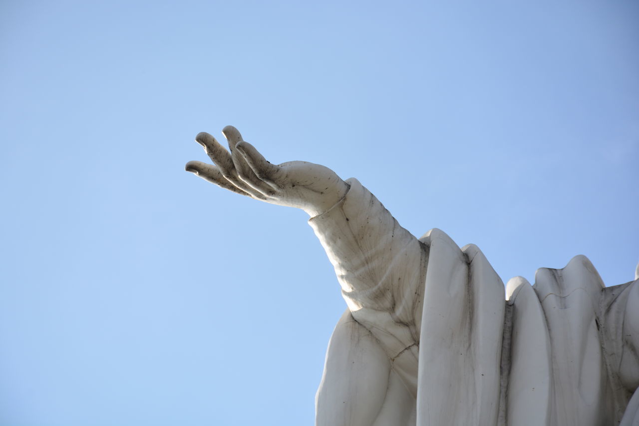 LOW ANGLE VIEW OF STATUE AGAINST SKY