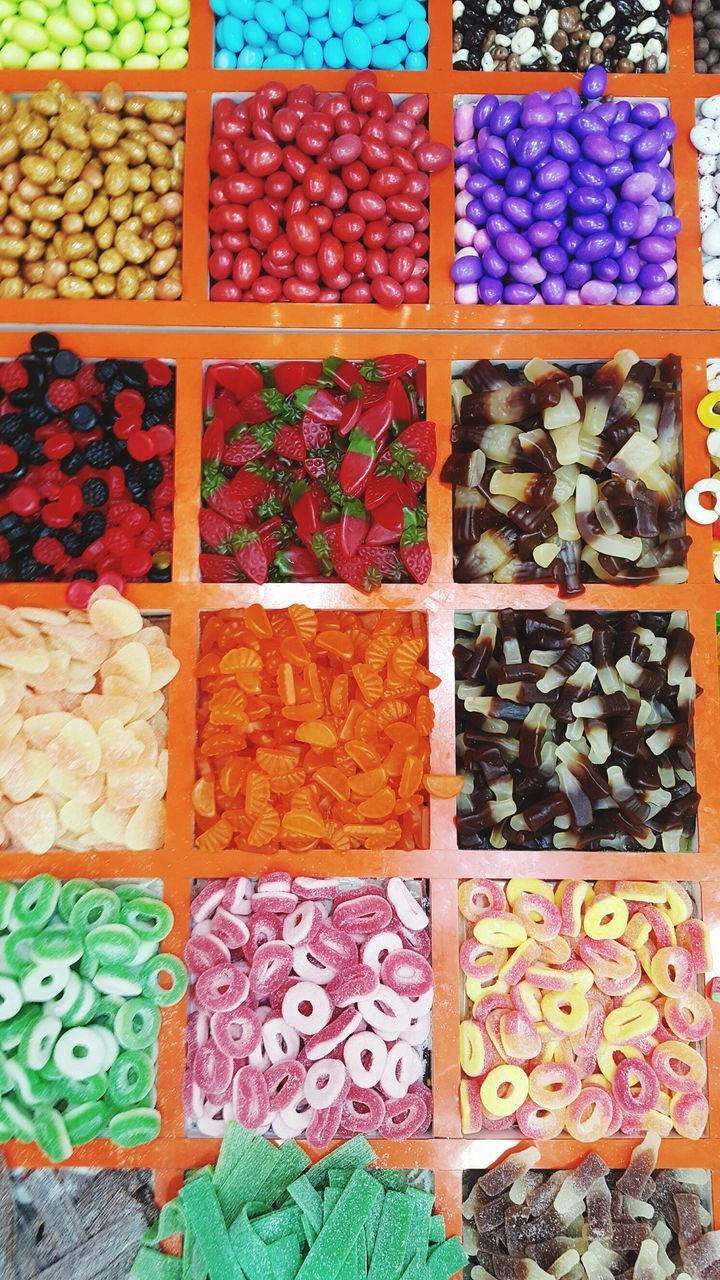 FULL FRAME SHOT OF MULTI COLORED CANDIES FOR SALE IN MARKET