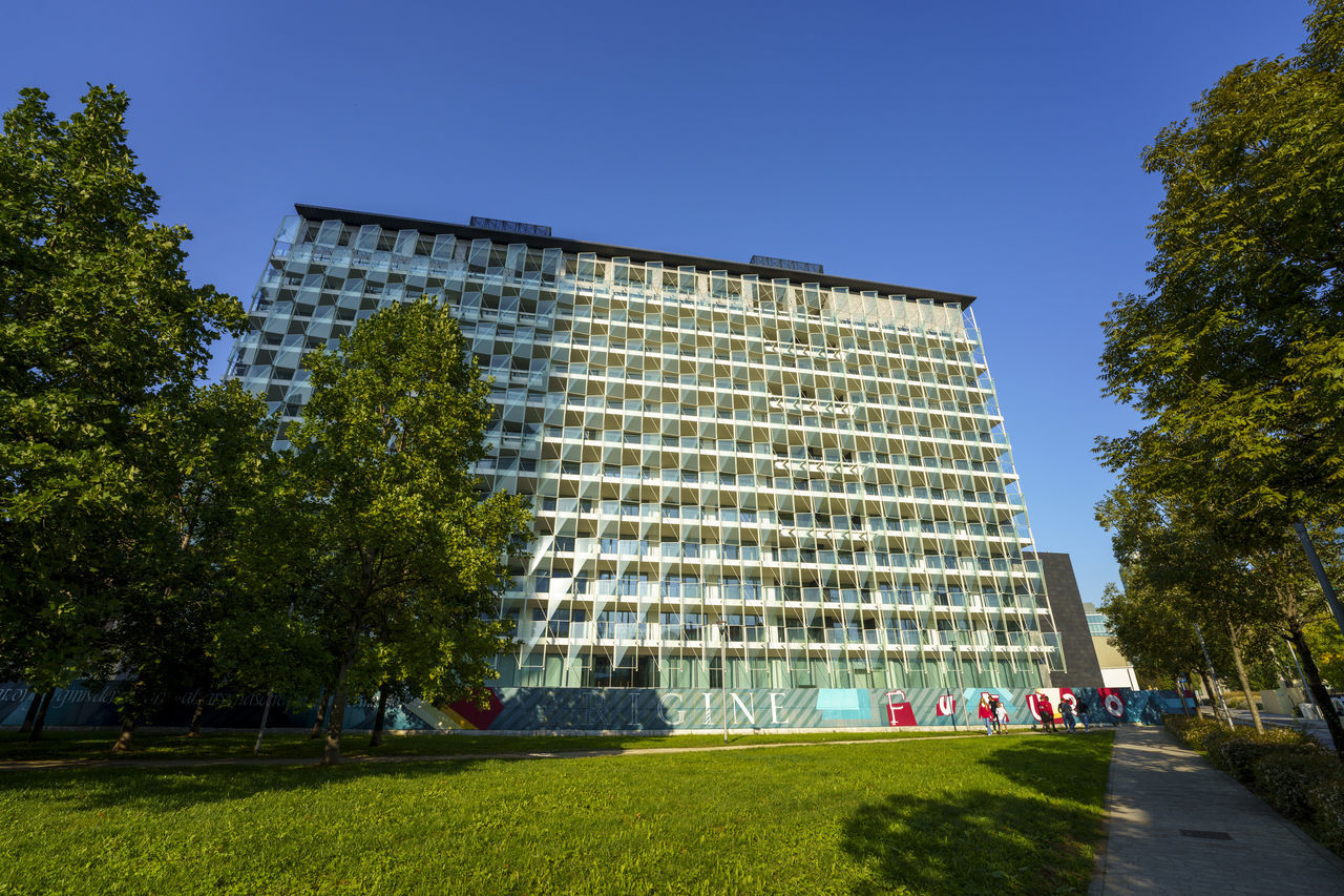 LOW ANGLE VIEW OF MODERN BUILDING AGAINST CLEAR SKY